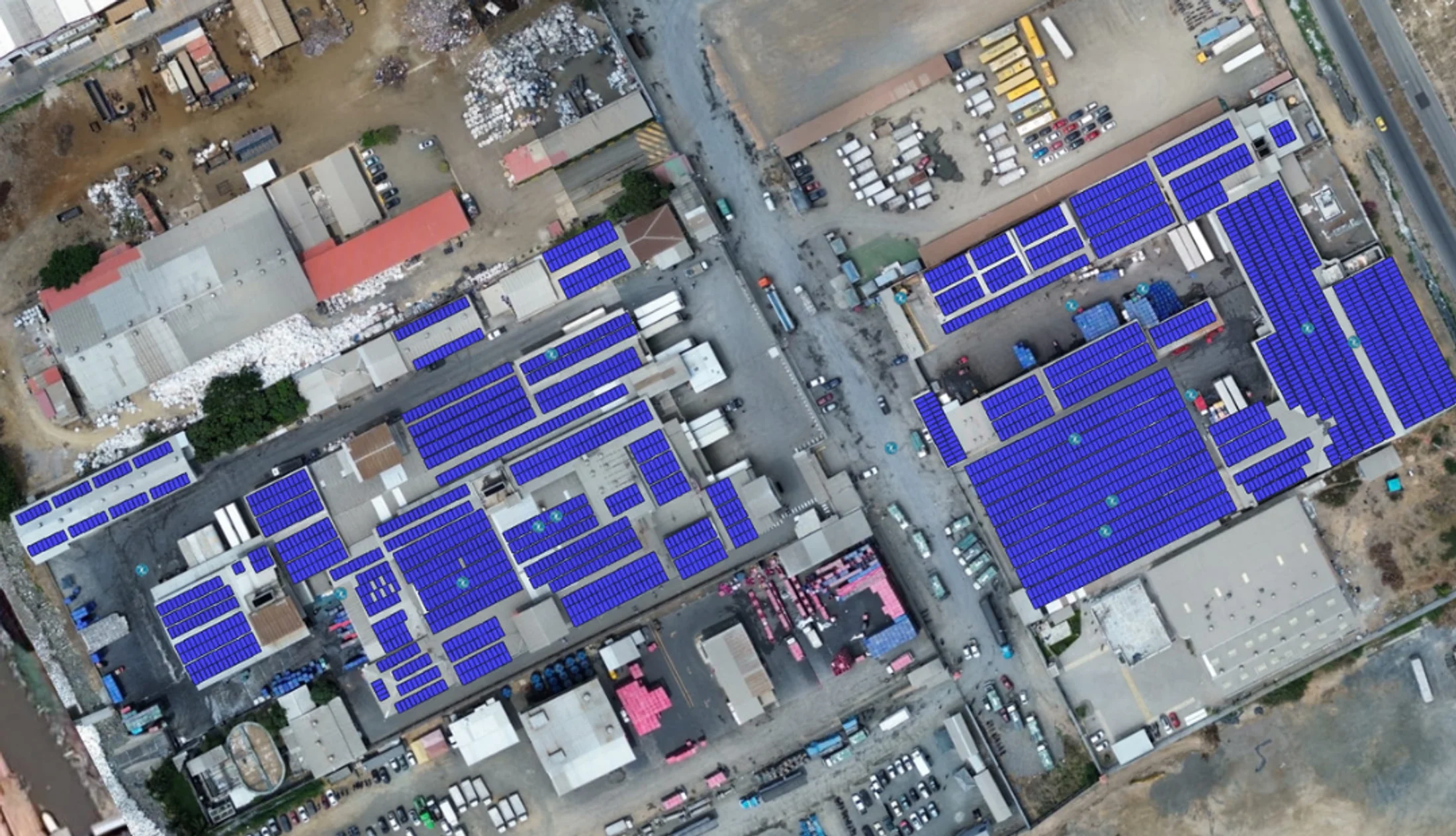 Equipo de ingeniería energética trabajando en campo.